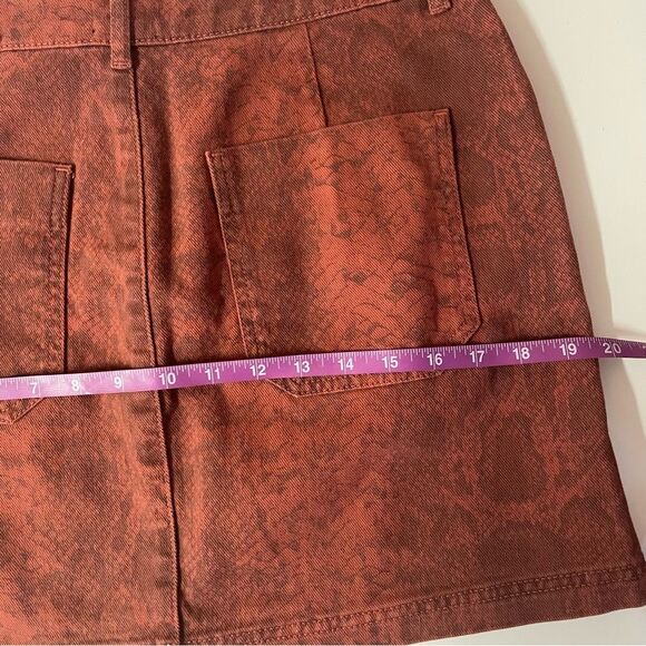 BDG NWT Rust Snake Print Denim Mini Skirt Size M - Picture 8 of 12